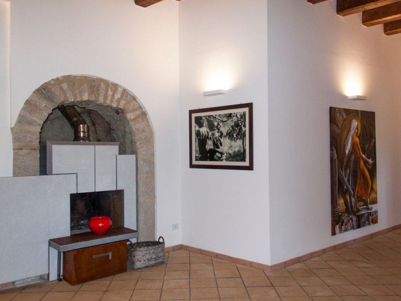 Renovated design fireplace in the main lounge - First class stay in Roman countryside